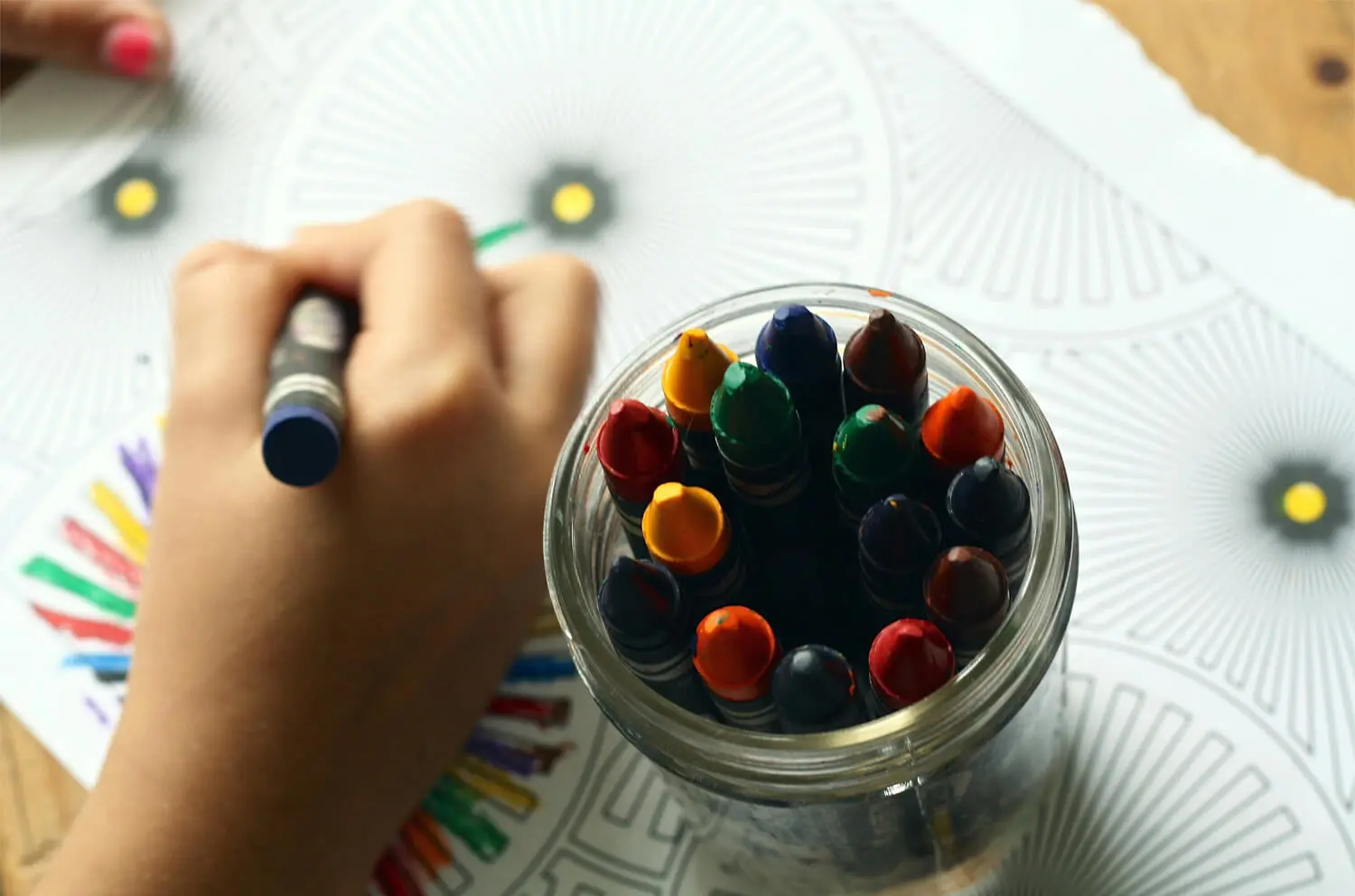 Un bambino che colora.