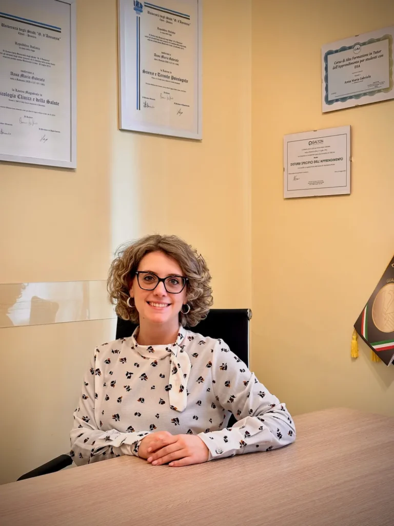 Una foto della Dottoressa nel suo studio, a Sulmona.