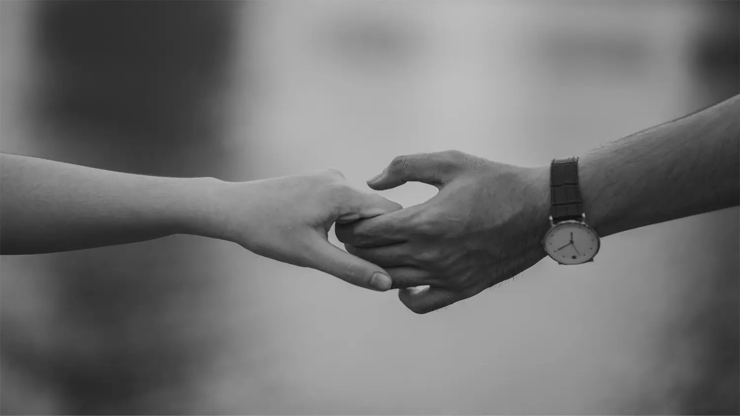 Foto di una coppia che si tiene per mano.